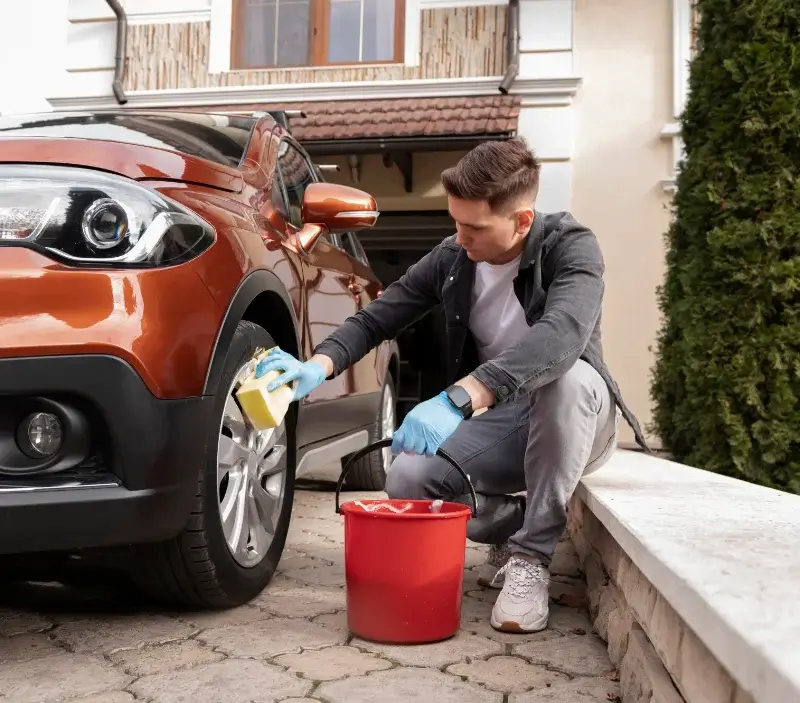 Lavage auto à domicile Bonvillard : professionnel intervenant sur un véhicule